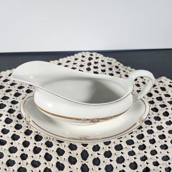 Johnson Brothers Gravy Boat with Underplate Pattern JB265 Circa 1913 - Picture 2 of 11